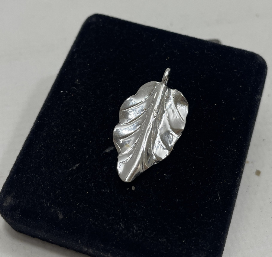 YAPRAK FORMUNDA GÜMÜŞ KOLYE UCU