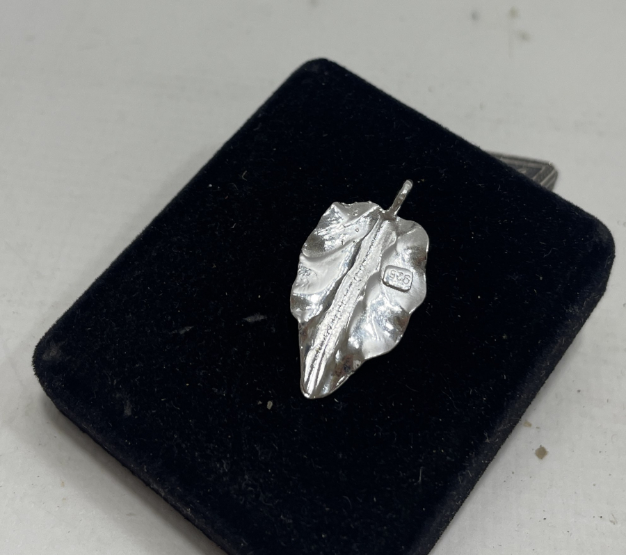 YAPRAK FORMUNDA GÜMÜŞ KOLYE UCU