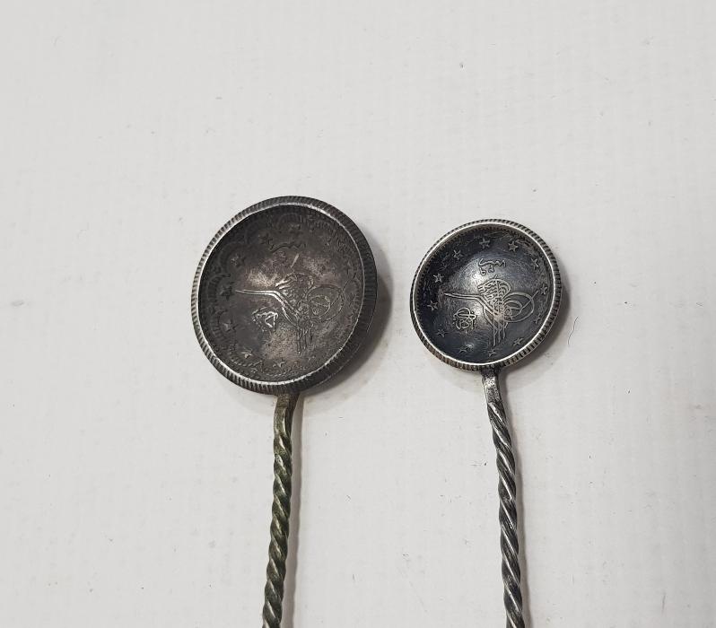 TELKARİ İŞÇİLİKLİ GÜMÜŞ BİR ÇİFT ÇAY KAŞIĞI