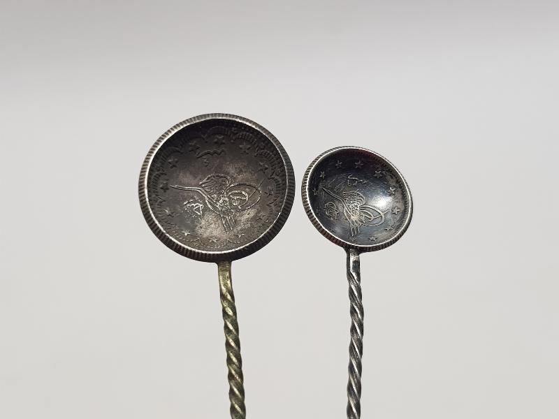 TELKARİ İŞÇİLİKLİ GÜMÜŞ BİR ÇİFT ÇAY KAŞIĞI