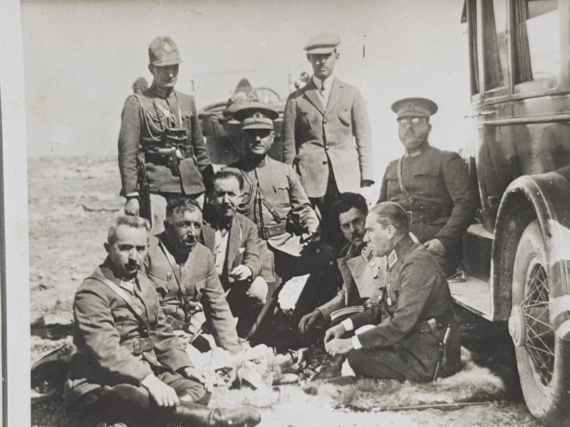 1926 MUSTAFA KEMAL ATATÜRK ANKARA MANEVRALARINDA DİNLENİRKEN FOTOĞRAF
