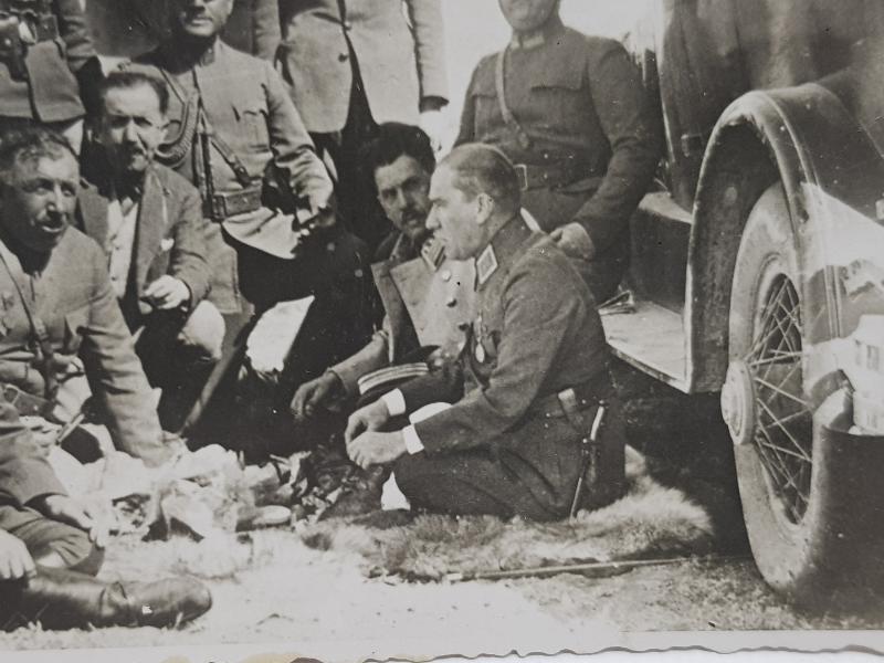 1926 MUSTAFA KEMAL ATATÜRK ANKARA MANEVRALARINDA DİNLENİRKEN FOTOĞRAF