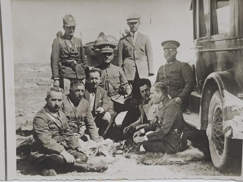 1926 MUSTAFA KEMAL ATATÜRK ANKARA MANEVRALARINDA DİNLENİRKEN FOTOĞRAF