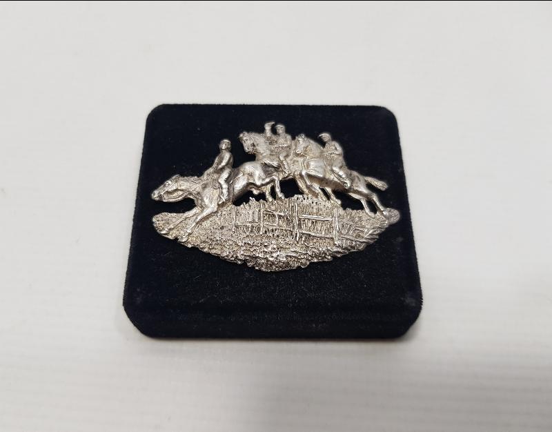 ATLI BİNİCİLER KONULU GÜMÜŞ BROŞ