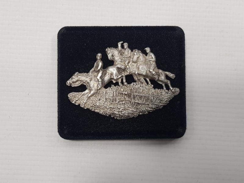 ATLI BİNİCİLER KONULU GÜMÜŞ BROŞ