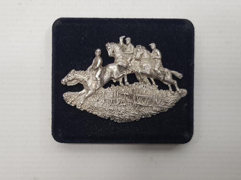 ATLI BİNİCİLER KONULU GÜMÜŞ BROŞ