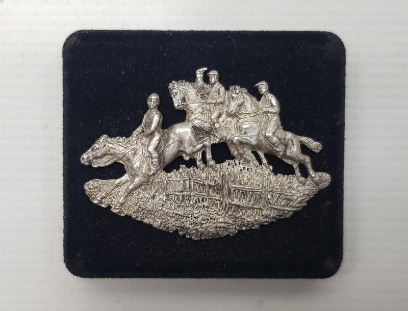 ATLI BİNİCİLER KONULU GÜMÜŞ BROŞ