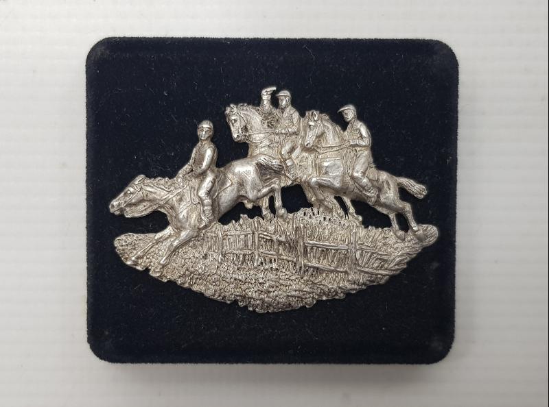 ATLI BİNİCİLER KONULU GÜMÜŞ BROŞ