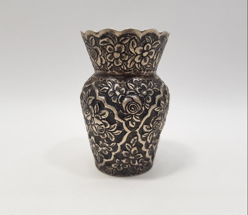 ÇİÇEK DESENLERİYLE SÜSLÜ GÜMÜŞ VAZO 