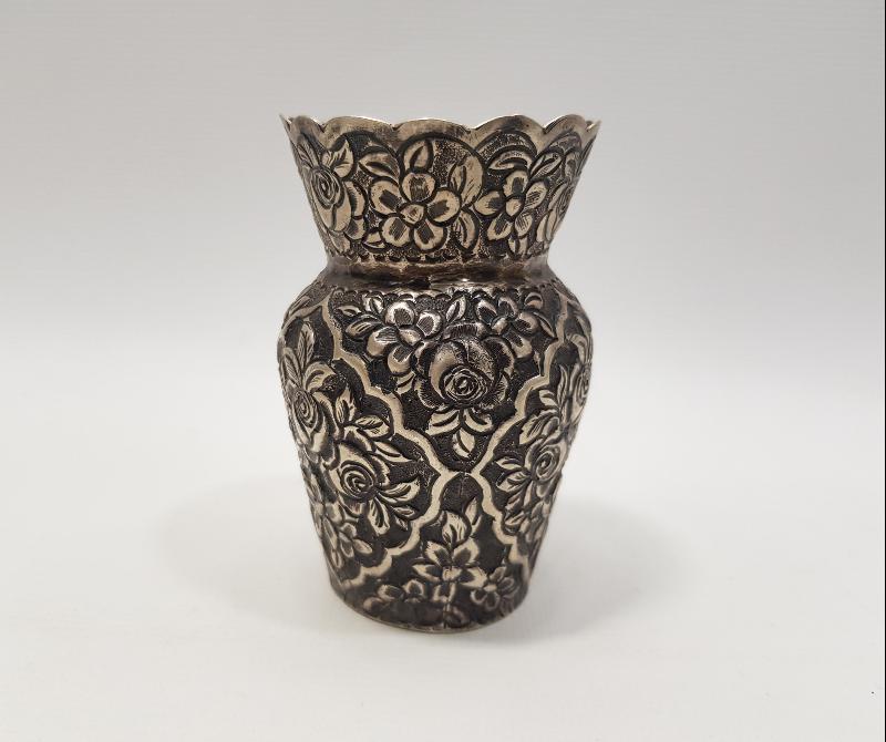 ÇİÇEK DESENLERİYLE SÜSLÜ GÜMÜŞ VAZO 