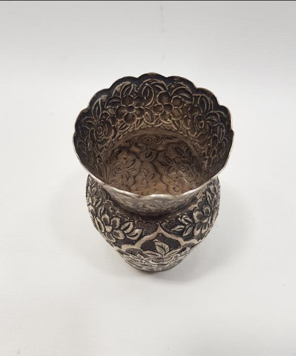 ÇİÇEK DESENLERİYLE SÜSLÜ GÜMÜŞ VAZO 