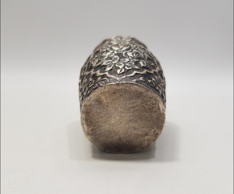 ÇİÇEK DESENLERİYLE SÜSLÜ GÜMÜŞ VAZO 