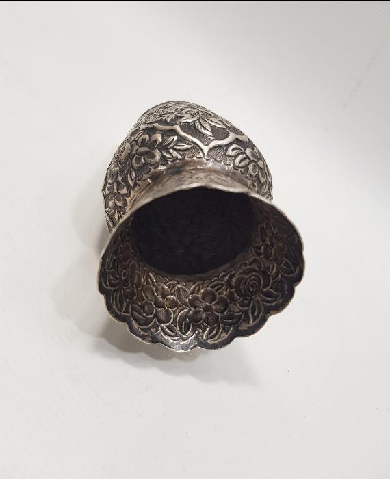 ÇİÇEK DESENLERİYLE SÜSLÜ GÜMÜŞ VAZO 