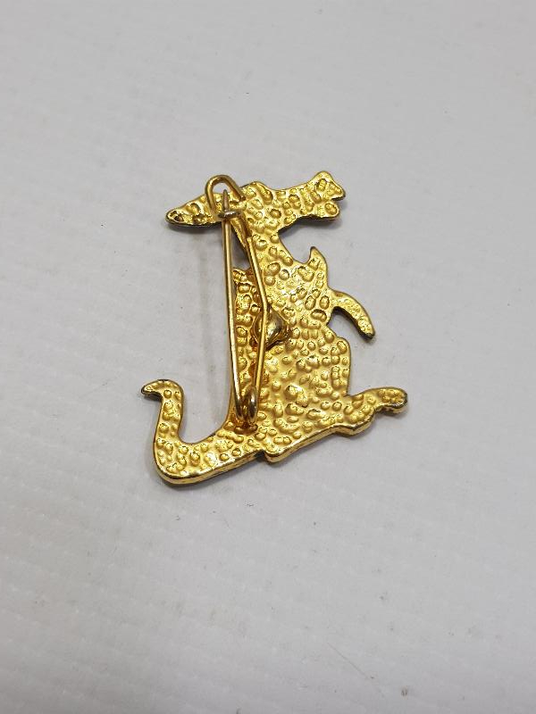 KANGURU FORMLU ALTIN KAPLAMA BROŞ 