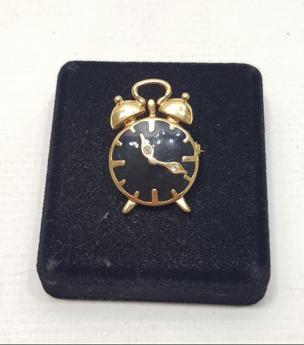 SAAT FORMLU ALTIN KAPLAMA MİNELİ BROŞ 