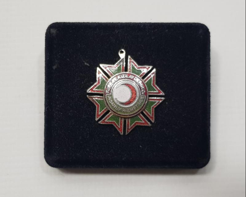 TÜRKİYE KIZILAY DERNEĞİ İNSANLIK HİZMETİNDE MİNELİ ROZET