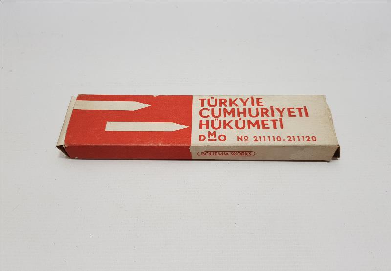 DMO KUTUSUNDA BİR DÜZİNE KALEM