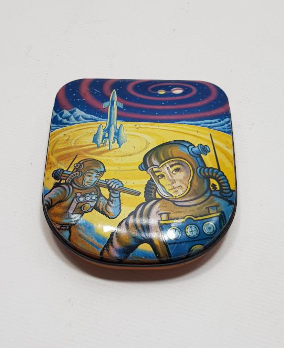 ASTRONOT VE UZAY TEMALI ANTİKA ÇOCUK KUTUSU