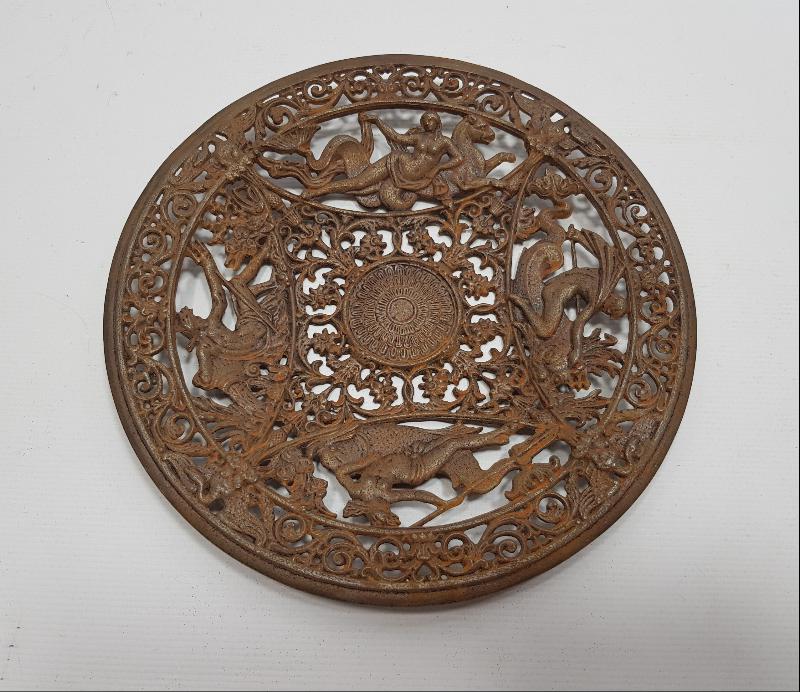 TANRI VE TANRIÇALAR İŞLENMİŞ NADİR METAL TABAK