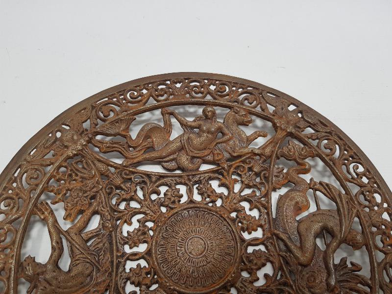 TANRI VE TANRIÇALAR İŞLENMİŞ NADİR METAL TABAK