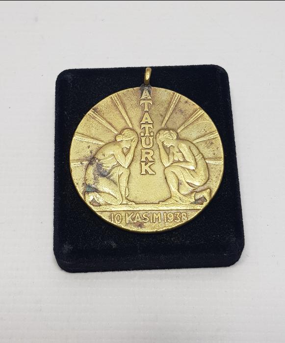 10 KASIM 1938 ATATÜRK, KURTARDIĞIN TÜRK KADINI SANA BAĞLILIĞINI SUNAR MADALYON 