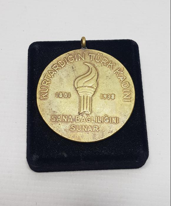 10 KASIM 1938 ATATÜRK, KURTARDIĞIN TÜRK KADINI SANA BAĞLILIĞINI SUNAR MADALYON 