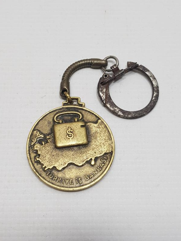 1956 TÜRKİYE İŞ BANKASI 1 MİLYAR MEVDUAT HATIRASI ANAHTARLIK 