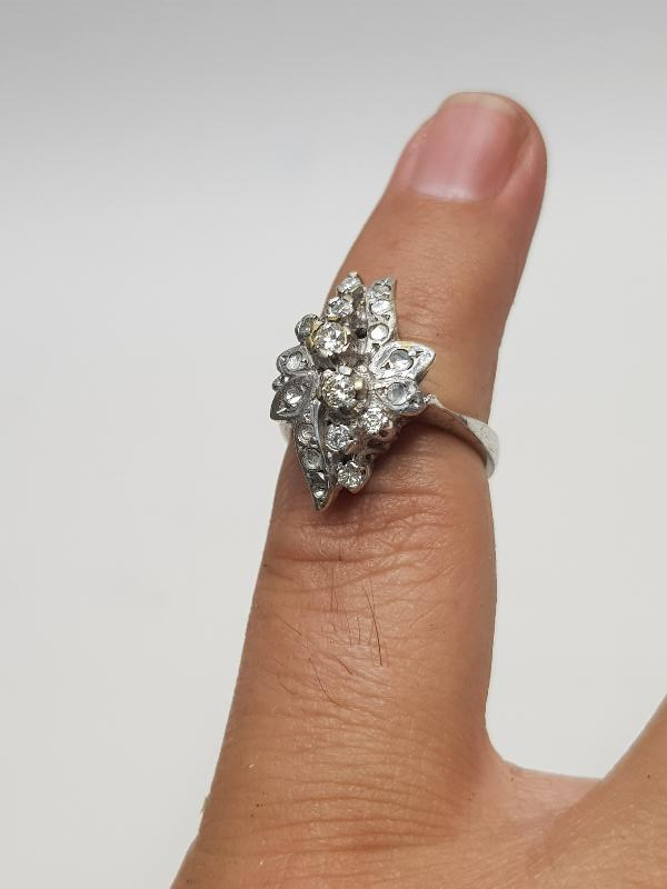 ÇİÇEK FORMLU PIRLANTA YÜZÜK