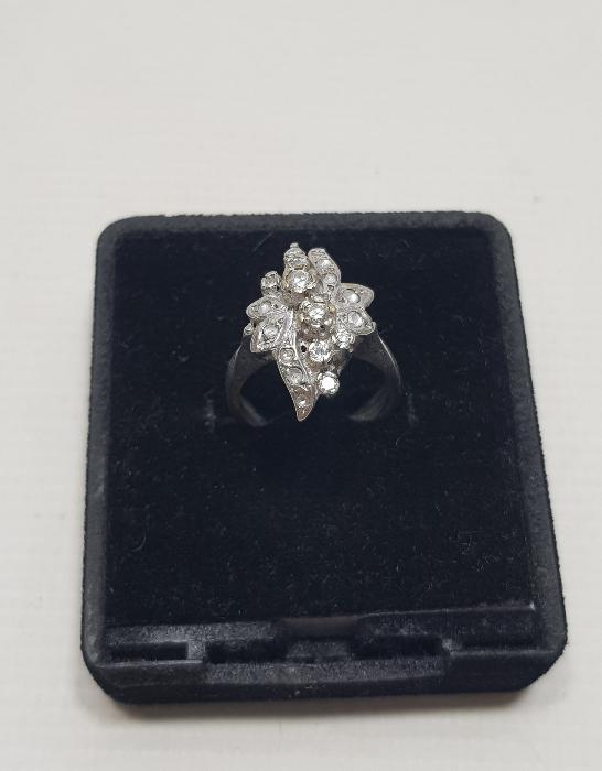 ÇİÇEK FORMLU PIRLANTA YÜZÜK