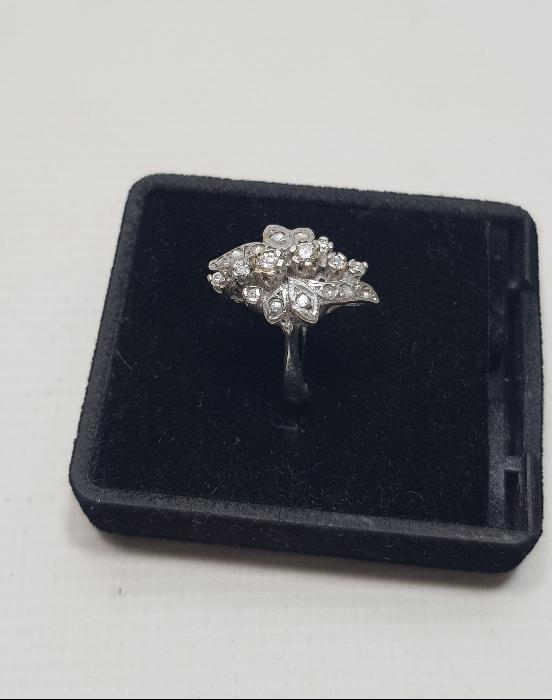 ÇİÇEK FORMLU PIRLANTA YÜZÜK