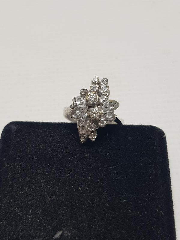 ÇİÇEK FORMLU PIRLANTA YÜZÜK