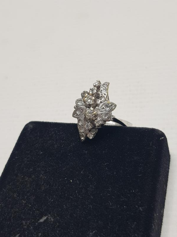 ÇİÇEK FORMLU PIRLANTA YÜZÜK