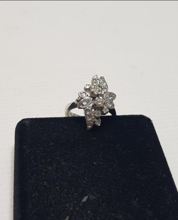 ÇİÇEK FORMLU PIRLANTA YÜZÜK