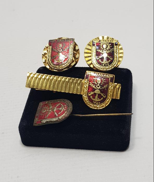HARP AKADEMİLERİ MİNELİ ROZET, KIRAVAT İĞNESİ VE KOL DÜĞMELERİ LOTU