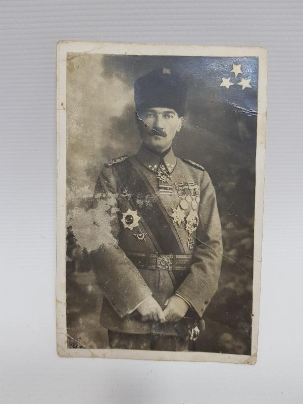 KALPAK VE MADALYALI ÜNİFORMASIYLA GENÇ OSMANLI SUBAYI GAZİ MUSTAFA KEMAL PAŞA 