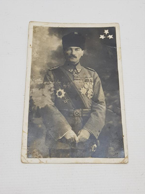 KALPAK VE MADALYALI ÜNİFORMASIYLA GENÇ OSMANLI SUBAYI GAZİ MUSTAFA KEMAL PAŞA 