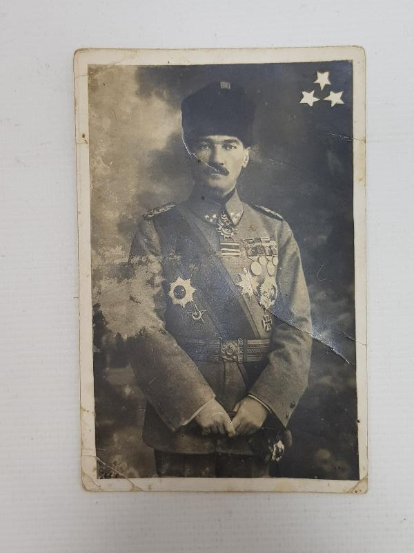 KALPAK VE MADALYALI ÜNİFORMASIYLA GENÇ OSMANLI SUBAYI GAZİ MUSTAFA KEMAL PAŞA 