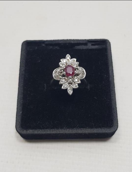 ORTASI YAKUT TAŞLI PIRLANTA YÜZÜK