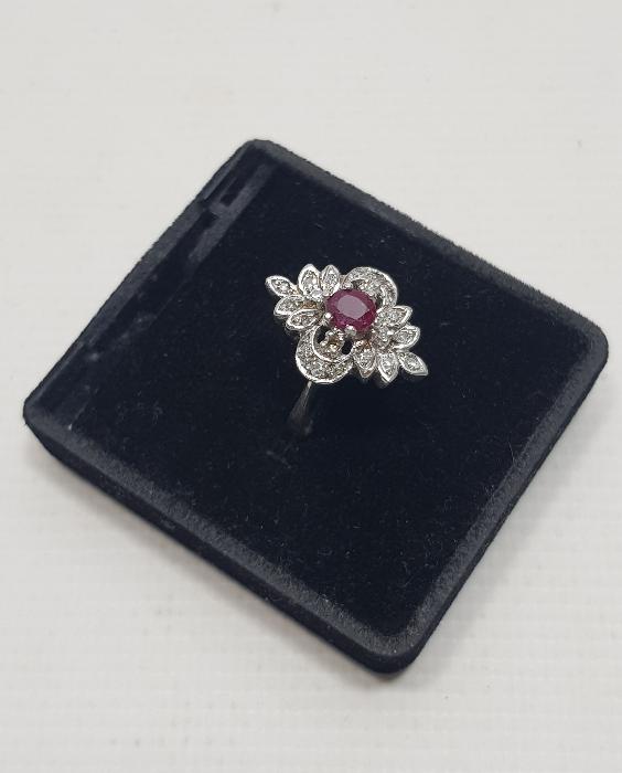 ORTASI YAKUT TAŞLI PIRLANTA YÜZÜK