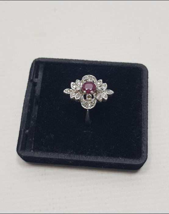 ORTASI YAKUT TAŞLI PIRLANTA YÜZÜK