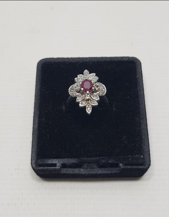 ORTASI YAKUT TAŞLI PIRLANTA YÜZÜK