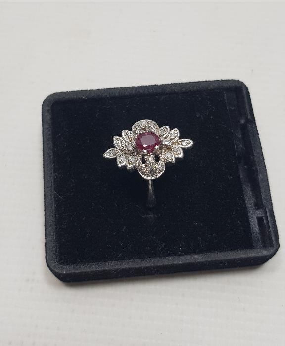 ORTASI YAKUT TAŞLI PIRLANTA YÜZÜK