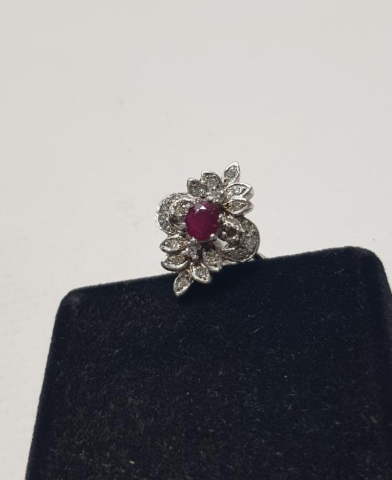 ORTASI YAKUT TAŞLI PIRLANTA YÜZÜK