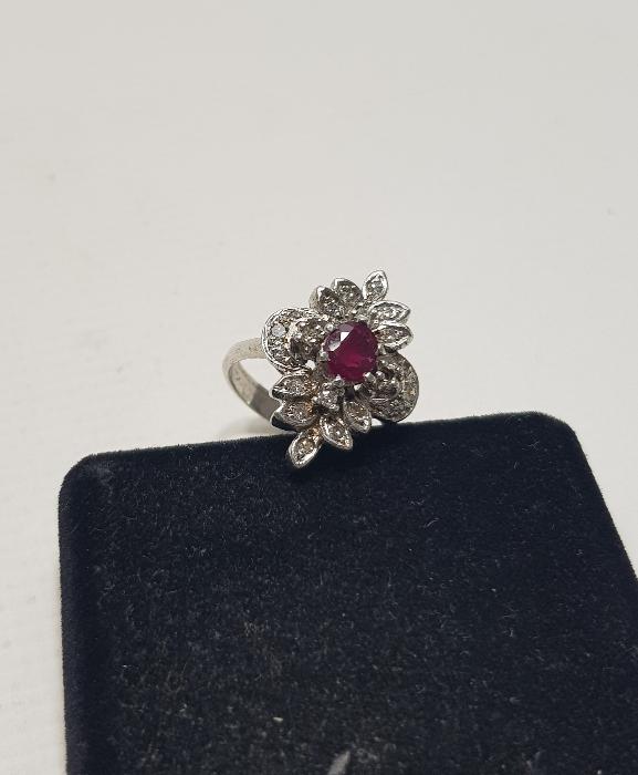 ORTASI YAKUT TAŞLI PIRLANTA YÜZÜK