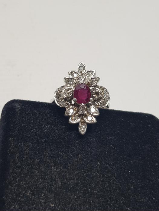 ORTASI YAKUT TAŞLI PIRLANTA YÜZÜK