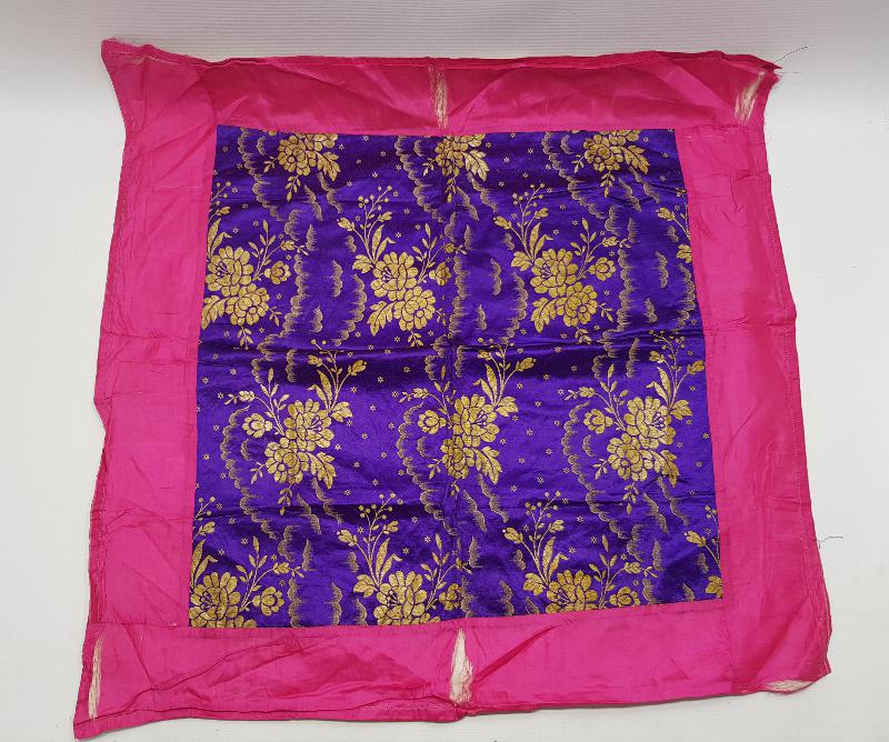 OSMANLI DÖNEMİ ALTIN SIRMA İŞLEMELİ HEREKE İPEK BOHÇA