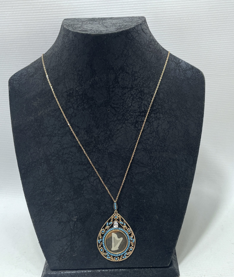 TURKUAZ TAŞLI VE ALTIN KAPLAMA ÖZEL YAPIM ARP GÖRSELLİ GÜMÜŞ KOLYE UCU