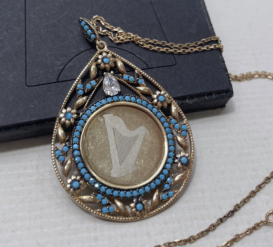 TURKUAZ TAŞLI VE ALTIN KAPLAMA ÖZEL YAPIM ARP GÖRSELLİ GÜMÜŞ KOLYE UCU