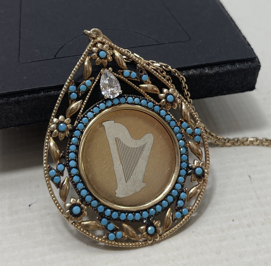 TURKUAZ TAŞLI VE ALTIN KAPLAMA ÖZEL YAPIM ARP GÖRSELLİ GÜMÜŞ KOLYE UCU