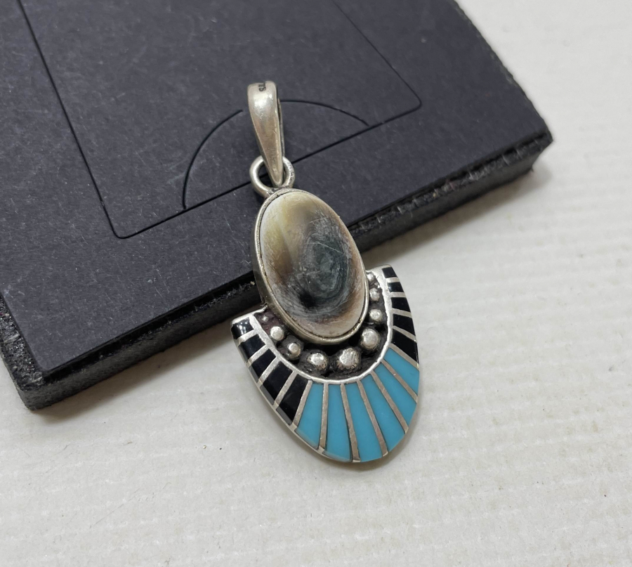 ÜZERİ DOĞAL TAŞLI ÖZEL YAPIM GÜMÜŞ KOLYE UCU